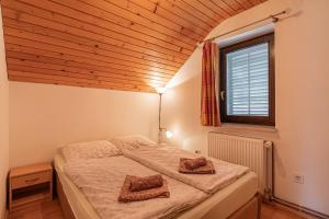 Postel nebo postele na pokoji v ubytování House Fortin With Sauna Near Bloke Lake - Happy Rentals + 23 fotografií