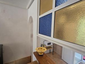 een woonkamer met een groot schilderij aan de muur bij Bungalow Brisa de Mar in Torrevieja