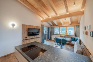kuchnia i salon z drewnianym sufitem w obiekcie Ferienwohnungen Karlingerhof am See w mieście Achenkirch