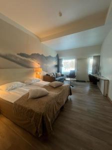 a bedroom with a large bed in a room at Oppdal Turisthotell in Oppdal