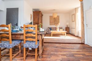 シャロン・シュル・ソーヌにあるL'appartement de Marie - Appt avec terrasseの木製のテーブルと椅子のあるリビングルーム