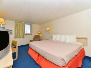 Μια τηλεόραση ή/και κέντρο ψυχαγωγίας στο Americas Best Value Inn Jefferson City