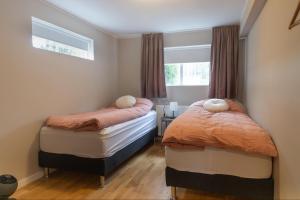 Postel nebo postele na pokoji v ubytování Singasteinn guesthouse