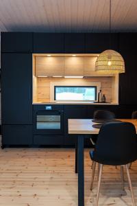 Η κουζίνα ή μικρή κουζίνα στο Black Cabin Vierumäki
