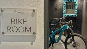 Jízda na kole v ubytování Giardin Boutique Hotel B&B nebo okolí