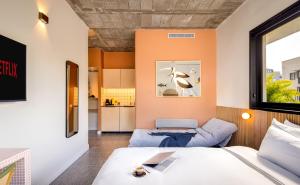 Postel nebo postele na pokoji v ubytování Savanna - by Loginn Tel-Avivian hotels