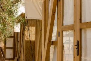 a room with a wooden door and a window at TAIGA Almeria Playa in Palomares