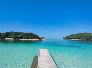 クサミルにあるKel Roomsの水の中の桟橋