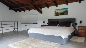 a bedroom with a large bed and a wooden ceiling at Val de ver in Pol