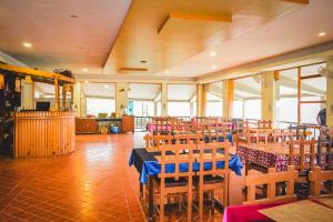 una sala da pranzo con tavoli e sedie in un ristorante di Chitwan Riverside Resort a Sauraha