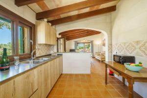 Kuchyňa alebo kuchynka v ubytovaní Finca ROTES Pollensa by Mallorca Villa Selection