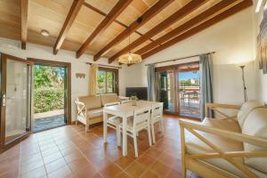 Televízia a/alebo spoločenská miestnosť v ubytovaní Finca ROTES Pollensa by Mallorca Villa Selection
