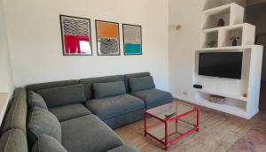 a living room with a couch and a tv at Mansarda sul verde in San Giorgio Montagna