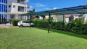 Um jardim em Apartmani Vila Milaris