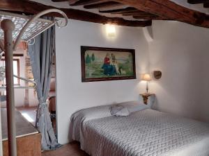 Postel nebo postele na pokoji v ubytování Romantic & Charming appartamento in centro storico Cuore di Toscana