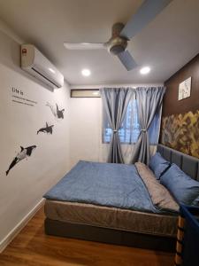 クアラルンプールにあるFahrenheit 88 Suites Bukit Bintang by Roseline 3Rのベッドルーム1室(ベッド1台付)、窓(壁にコウモリ付) +26枚の写真
