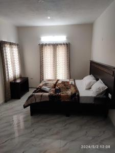 Postel nebo postele na pokoji v ubytování O 2 -Residency 5 BHK -Yogi Cottage