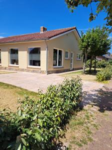 een huis met een boom ervoor bij Pavillon du golf in De Haan