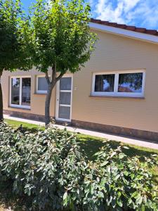 een huis met een boom ervoor bij Pavillon du golf in De Haan