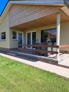 een patio met twee banken in een huis bij Pavillon du golf in De Haan