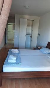 Cama ou camas em um quarto em Apartmani Vila Milaris