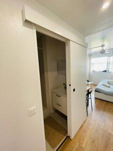 een kamer met een deur naar een slaapkamer met een bed bij Superbe appartement front de mer in Villeneuve-Loubet +22 foto's