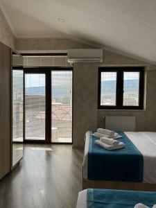 Postel nebo postele na pokoji v ubytování Tbilisi Center Hotel