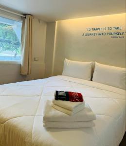 Ένα ή περισσότερα κρεβάτια σε δωμάτιο στο Bei Otto Haus Saladaeng Bangkok