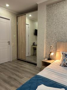 Postel nebo postele na pokoji v ubytování Tbilisi Center Hotel