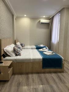 Postel nebo postele na pokoji v ubytování Tbilisi Center Hotel
