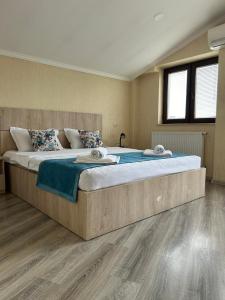 Postel nebo postele na pokoji v ubytování Tbilisi Center Hotel