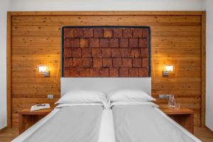 Postel nebo postele na pokoji v ubytování Albergo Tuenno + 37 fotografií