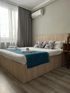 Postel nebo postele na pokoji v ubytování Tbilisi Center Hotel