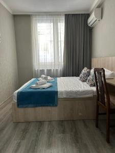 Postel nebo postele na pokoji v ubytování Tbilisi Center Hotel