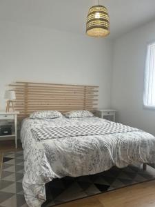 1 dormitorio con cama con edredón en Pavillon "Le Mexico" - 8 min Futuroscope, en Saint-Georges-lès-Baillargeaux