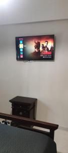 TV a/nebo společenská místnost v ubytování ΠΟΛΥΤΕΛΕΣ -ΜΟΝΤΕΡΝΟ ΔΙΑΜΕΡΙΣΜΑ