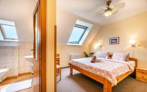 Postel nebo postele na pokoji v ubytování Pension Čtyřlístek + 37 fotografií