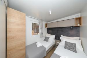 Postel nebo postele na pokoji v ubytování Camping Park Soline Mobile homes + 37 fotografií