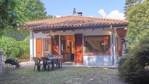 a small house with a table and chairs at Villino Shaky in Stresa