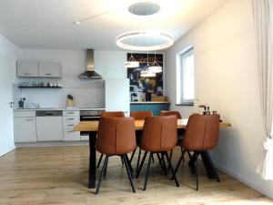 a kitchen and dining room with a table and chairs at Stilvoll, Zentral, Einzigartig I Balkon I Parkplatz I Küche in Paderborn