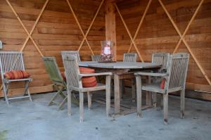 una mesa de comedor y sillas en una cabaña en B&B La Raveline en Sart-lez-Spa