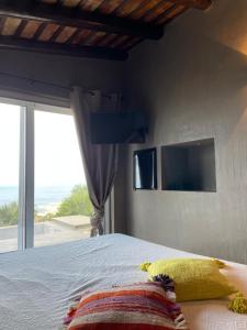 una camera da letto con un letto con vista sull'oceano di QUIETE e MARE a San Vito lo Capo