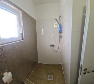 Un baño con ducha con ventana. en Studio Apartments Mack - GOLD, en Sevid 42 fotos más