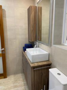 Ένα μπάνιο στο Cosy New Apartment +15 φωτογραφίες