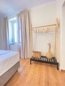 Ένα ή περισσότερα κρεβάτια σε δωμάτιο στο Dinateli Houses - Live like a local in Corfu