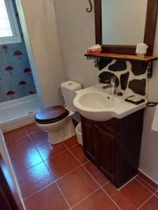 Koupelna v ubytování A Casa da Fonte + 14 fotografií