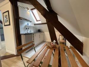 a kitchen with a wooden bench in a room at Appartement entier Centre ville in Melun