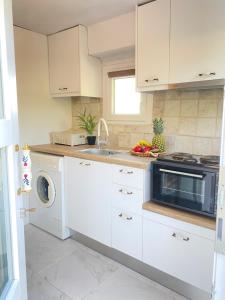 Η κουζίνα ή μικρή κουζίνα στο Dinateli Houses - Live like a local in Corfu
