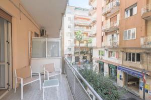 un balcon d'appartement avec deux chaises sur un immeuble dans l'établissement Caterí Charming Rooms, à Salerne
