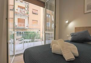 - une chambre avec un lit et un balcon dans l'établissement Caterí Charming Rooms, à Salerne